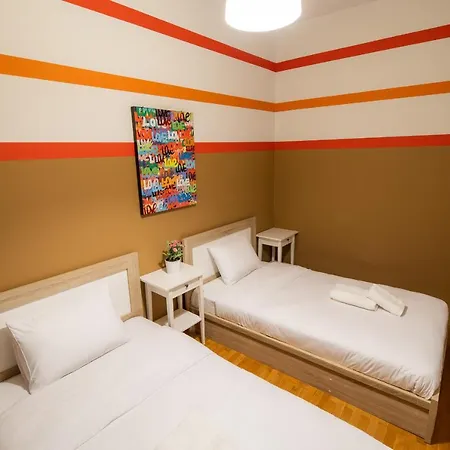 Modern Art Flat At Downtown *
